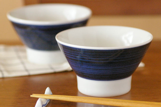砥部焼・梅山窯　藍色の茶碗