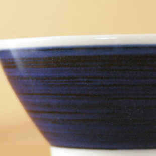 砥部焼・梅山窯　藍色の茶碗（大）の絵付け