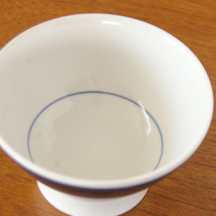 砥部焼・梅山窯　藍色の茶碗を上から見て