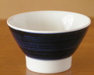 砥部焼・梅山窯　藍色の茶碗（大）を横から見て