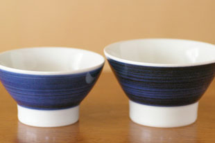 砥部焼・梅山窯　藍色の茶碗の大と小