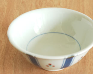 砥部焼・梅山窯　新みつ紋の反茶碗(3.6寸)の中