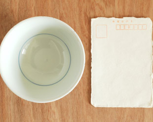 砥部焼・梅山窯　新みつ紋の反茶碗(3.6寸)をはがきと比較して