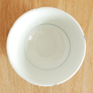 砥部焼・梅山窯　新みつ紋の反茶碗(3.6寸)を上から見て