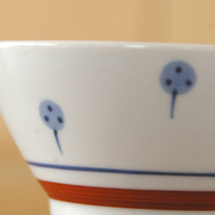 砥部焼・梅山窯　たんぽぽの茶碗（大）の絵付け