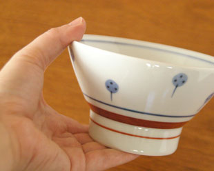 砥部焼・梅山窯　たんぽぽの茶碗（大）を手に持って