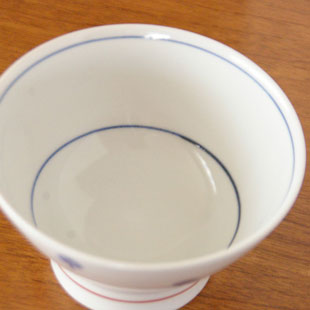 砥部焼・梅山窯　たんぽぽの茶碗（大）を上から見て