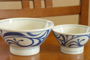 砥部焼　からくさの茶碗(小)とからくさの茶漬け碗との比較
