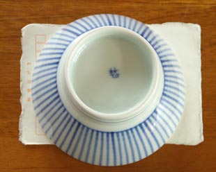 砥部焼・梅山窯　とくさ柄の茶碗(大）をはがきと比較して