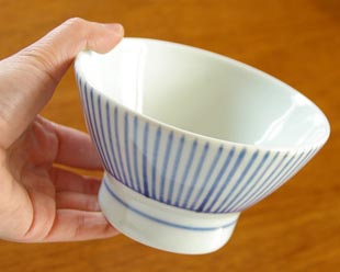 砥部焼・梅山窯　とくさ柄の茶碗(大）を手に持って