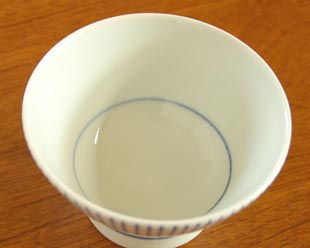 砥部焼・梅山窯　とくさ柄の茶碗(大）を上から見たところ