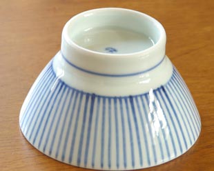 砥部焼・梅山窯　とくさ柄の茶碗(大）を伏せたところ