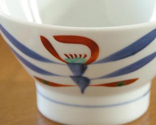 砥部焼・梅山窯　あか花の茶碗（大）の絵付け