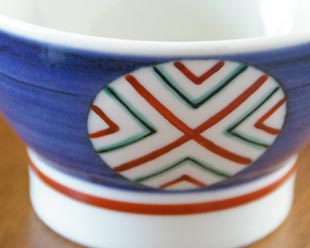 砥部焼・梅山窯　まるまどの茶碗（大）の絵付け