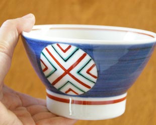 砥部焼・梅山窯　まるまどの茶碗（大）を手に持って