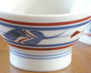 砥部焼・梅山窯　みつ葉の茶碗（大）の絵付け