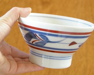 砥部焼・梅山窯　みつ葉の茶碗（大）を手に持って