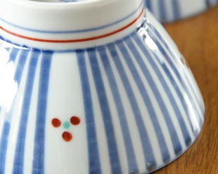 砥部焼・梅山窯　とくさみつ紋の絵付け