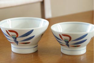 砥部焼・梅山窯　あか花の茶碗の大と小を比較して