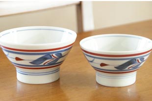 砥部焼・梅山窯　みつ葉の茶碗の大と小を比較して