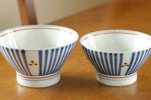 砥部焼・梅山窯　とくさみつ紋の大と小