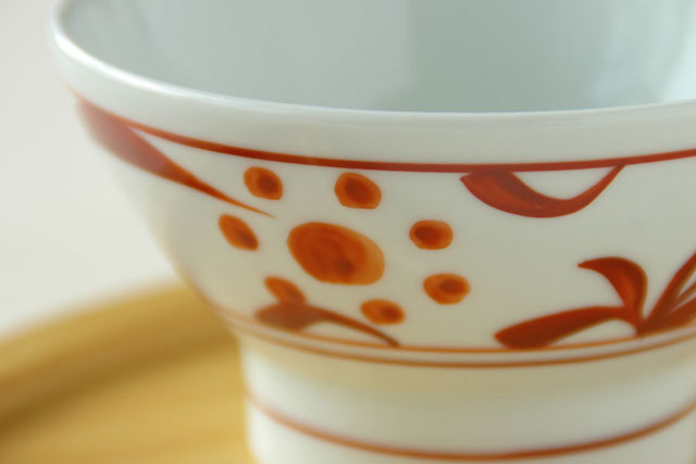 砥部焼　あか太陽の茶碗（小）の絵付け