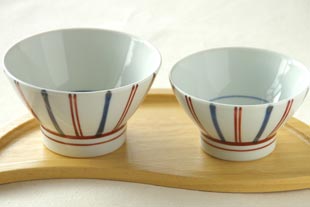砥部焼・梅山窯　ごす赤せんの茶碗（大・小）の比較