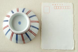 砥部焼　ごす赤せんの茶碗（小）をはがきと比較して