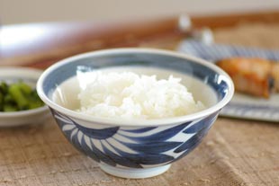 砥部焼・梅山窯　菊もようの反茶碗にごはんをよそって