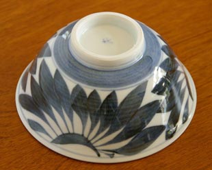 砥部焼・梅山窯　菊もようの反茶碗の底面