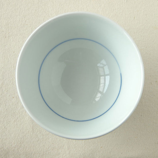 砥部焼　藍色の茶碗（小）を上から見たところ