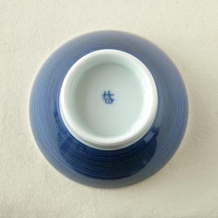 砥部焼　藍色の茶碗（小）の底面