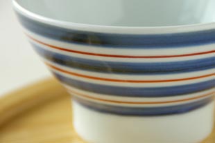 砥部焼　あい赤ラインの茶碗（小）