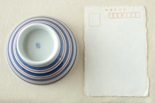 砥部焼　あい赤ラインの茶碗（小）をはがきと比較して