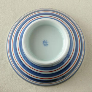 砥部焼　あい赤ラインの茶碗（小）の底面