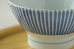 砥部焼　とくさ柄の茶碗（小）の絵付け
