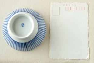 砥部焼　とくさ柄の茶碗（小）をはがきと比較して