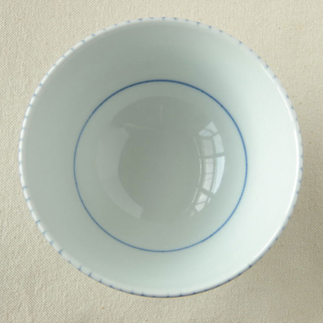 砥部焼　とくさ柄の茶碗（小）を上から見たところ