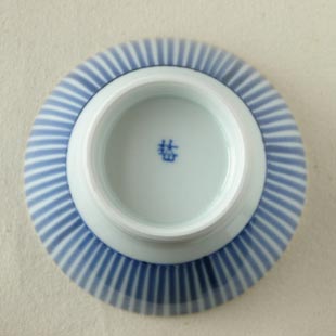 砥部焼　とくさ柄の茶碗（小）の底面