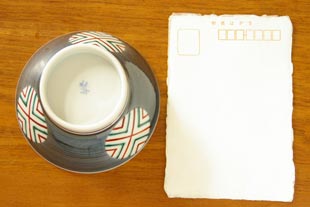 砥部焼･梅山窯　まるまどの茶碗（小）をはがきと比べて