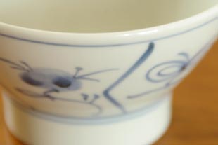 砥部焼・梅山窯　なずなの茶碗（小）の絵付け