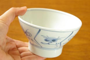 砥部焼・梅山窯　なずなの茶碗（小）を手に持って