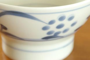 砥部焼・梅山窯　太陽の茶碗（小）の絵付け