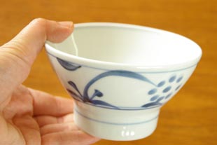 砥部焼・梅山窯　太陽の茶碗（小）を手に持って