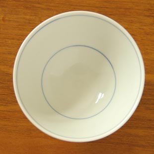 砥部焼・梅山窯　太陽の茶碗（小）を上から見て