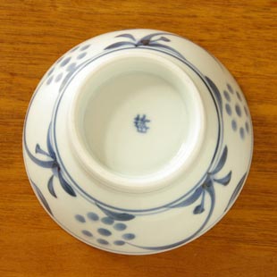 砥部焼・梅山窯　太陽の茶碗（小）の底面