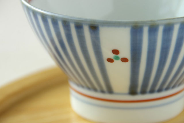 砥部焼　とくさみつ紋の茶碗（小）の絵付け