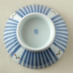 砥部焼　とくさみつ紋の茶碗（小）の底面