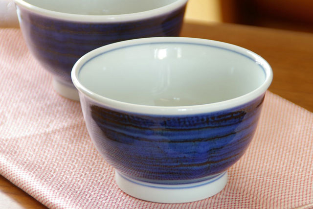 砥部焼・梅山窯　藍色の高台碗