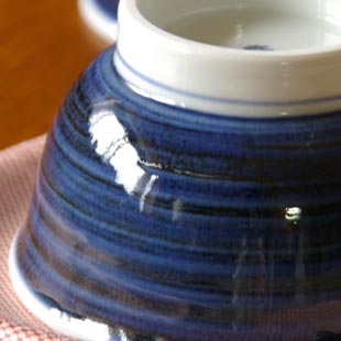 砥部焼・梅山窯　藍色の高台碗の染付